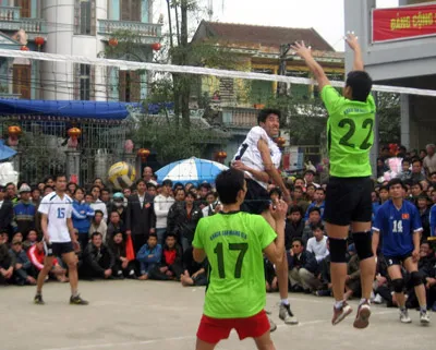Xem bóng chuyền ở hội làng