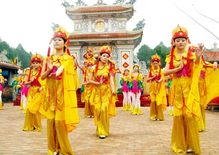 Biểu diễn nghệ thuật tại buổi khai mạc Lễ hội Huyền Trân. Biểu diễn nghệ thuật tại buổi khai mạc Lễ hội Huyền Trân.