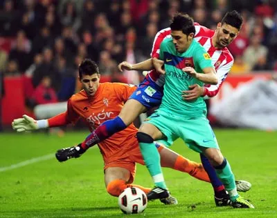 David Villa (phía trước) xoay trở trước khung thành Sporting Gijon trong trận đấu cuối tuần rồi. David Villa (phía trước) xoay trở trước khung thành Sporting Gijon trong trận đấu cuối tuần rồi.