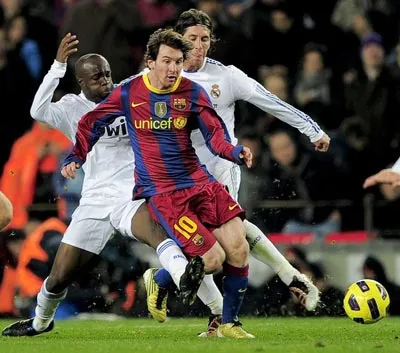 Messi (phía trước) không ghi bàn trong trận El Clasico hôm 29-11, nhưng anh góp phần lớn xé nát hàng phòng ngự Real. Messi (phía trước) không ghi bàn trong trận El Clasico hôm 29-11, nhưng anh góp phần lớn xé nát hàng phòng ngự Real.