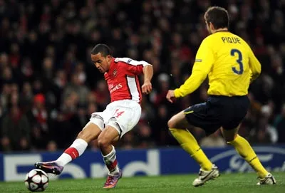 Walcott ghi bàn cho Arsenal trong trận lượt đi tứ kết mùa qua với Barcelona. Walcott ghi bàn cho Arsenal trong trận lượt đi tứ kết mùa qua với Barcelona.