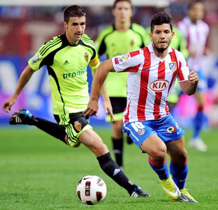 Pha đua tốc độ giữa Aguero (phải, Atletico) và Gabi (Zaragoza) trận lượt đi. Pha đua tốc độ giữa Aguero (phải, Atletico) và Gabi (Zaragoza) trận lượt đi.