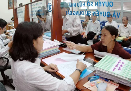 Giải đáp về thủ tục nhà đất tại UBND quận 3. Ảnh: VIỆT DŨNG Giải đáp về thủ tục nhà đất tại UBND quận 3. Ảnh: VIỆT DŨNG