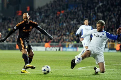 Tiền đạo Nicolas Anelka tung cú sút trước hàng phòng ngự Copenhagen. Ảnh: AFP. Tiền đạo Nicolas Anelka tung cú sút trước hàng phòng ngự Copenhagen. Ảnh: AFP.