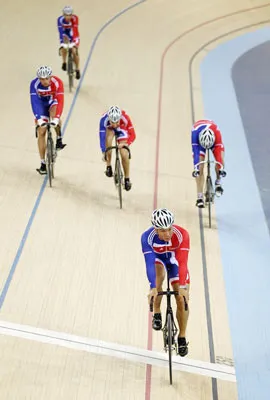 Chris Hoy đang dẫn đầu đội tuyển xe đạp Anh đạp thử vài vòng trên đường đua Velodrome. Chris Hoy đang dẫn đầu đội tuyển xe đạp Anh đạp thử vài vòng trên đường đua Velodrome.