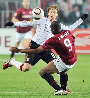 Tiền vệ Lucas (trái, Liverpool) tranh bóng với Leony Kweuke (Sparta Prague) ở trận lượt đi. Tiền vệ Lucas (trái, Liverpool) tranh bóng với Leony Kweuke (Sparta Prague) ở trận lượt đi.