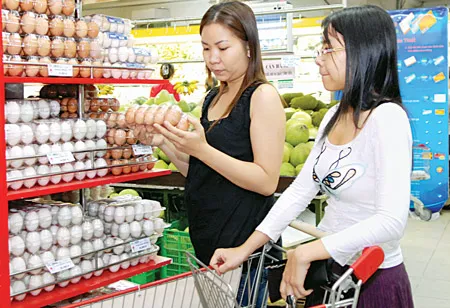 Mua hàng bình ổn giá tại một siêu thị. Ảnh: CAO THĂNG Mua hàng bình ổn giá tại một siêu thị. Ảnh: CAO THĂNG
