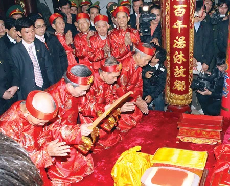 Lễ khai ấn Đền Trần, một nét đẹp văn hóa (ảnh trên) nhưng bị làm xấu đi bởi những người cầm tiền để đổi ấn (ảnh nhỏ). Lễ khai ấn Đền Trần, một nét đẹp văn hóa (ảnh trên) nhưng bị làm xấu đi bởi những người cầm tiền để đổi ấn (ảnh nhỏ).