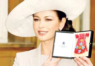 Catherine Zeta-Jones nhận huân chương danh giá CBE