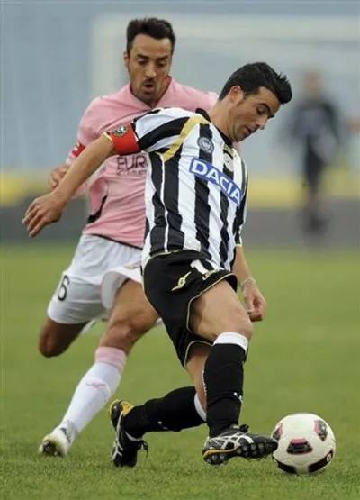 Tiền đạo Antonio Di Natale (phải, Udinese) kiểm soát bóng trước hậu vệ Ezequiel Munoz (Palermo). Tiền đạo Antonio Di Natale (phải, Udinese) kiểm soát bóng trước hậu vệ Ezequiel Munoz (Palermo).