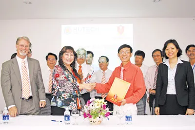 Lễ ký kết hợp đồng hợp tác giữa APC và Đại học HUTECH Lễ ký kết hợp đồng hợp tác giữa APC và Đại học HUTECH