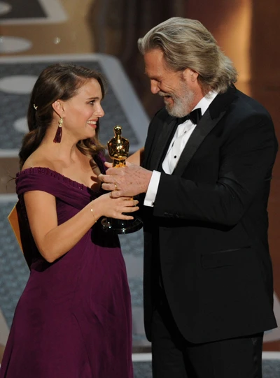 Natalie Portman nhận giải Nữ diễn viên chính xuất sắc từ nam diễn viên Jeff Bridges. Ảnh: AFP Natalie Portman nhận giải Nữ diễn viên chính xuất sắc từ nam diễn viên Jeff Bridges. Ảnh: AFP