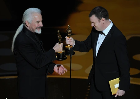 Rick Baker và Dave Elsey nhận giải Hóa trang xuất sắc cho phim The Wolfman. Ảnh: AFP Rick Baker và Dave Elsey nhận giải Hóa trang xuất sắc cho phim The Wolfman. Ảnh: AFP