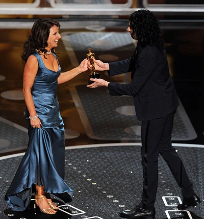 Đạo diễn Susanne Bier nhận giải Phim nói tiếng nước ngoài hay nhất. Ảnh: AFP Đạo diễn Susanne Bier nhận giải Phim nói tiếng nước ngoài hay nhất. Ảnh: AFP
