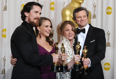 Từ trái qua, Christian Bale - Nam diễn viên phụ xuất sắc, Nữ diễn viên chính xuất sắc - Natalie Portman, Nữ diễn viên phụ xuất sắc Melissa Leo và Nam diễn viên chính xuất sắc Colin Firrth. Ảnh: AFP Từ trái qua, Christian Bale - Nam diễn viên phụ xuất sắc, Nữ diễn viên chính xuất sắc - Natalie Portman, Nữ diễn viên phụ xuất sắc Melissa Leo và Nam diễn viên chính xuất sắc Colin Firrth. Ảnh: AFP
