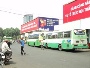 Two buses line up at a bus station in downtown Ho Chi Minh City. Half of the city buses need to be replaced as they could not meet up the pollution standards (Photo:Minh Tri) Two buses line up at a bus station in downtown Ho Chi Minh City. Half of the city buses need to be replaced as they could not meet up the pollution standards (Photo:Minh Tri)