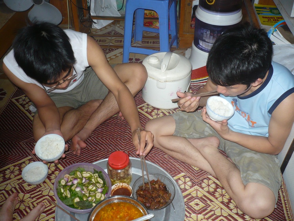 Students cook together to sace expenses. (Photo: Dan Tri) Students cook together to sace expenses. (Photo: Dan Tri)