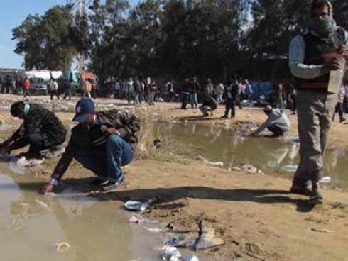 Some workers have to drink from dirty puddles due to a shortage of clean waterPhoto: Tuoi Tre