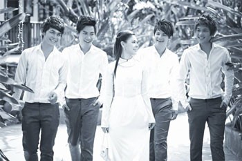 A photo of the V.music band and singer Thanh Thao is displayed. A photo of the V.music band and singer Thanh Thao is displayed.