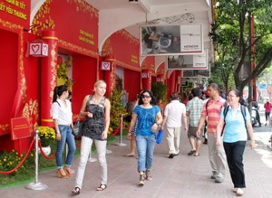 Foreign tourists in downtown District 1 of Ho Chi Minh City (Photo: Khanh Van) Foreign tourists in downtown District 1 of Ho Chi Minh City (Photo: Khanh Van)