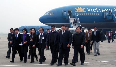 Minister of Labour, War Invalids and Social Affairs Nguyen Thi Kim Ngan welcoming workes at Noi Bai airport