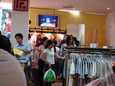 Customers at a shop in Ho Chi Minh City (Photo: U. Phuong) Customers at a shop in Ho Chi Minh City (Photo: U. Phuong)