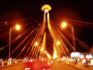 Song Han Bridge at night. The bridge is a symbol of Da Nang City. (Photo: Tuong Thuy) Song Han Bridge at night. The bridge is a symbol of Da Nang City. (Photo: Tuong Thuy)