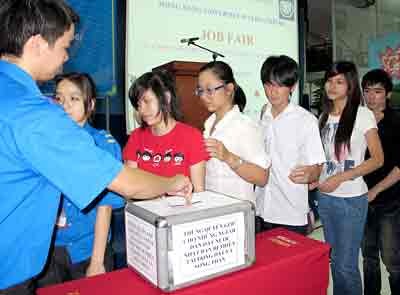 Sutdents of Hong Bang University give money to support Japanese tusnami and earthquake victims (Photo: SGGP) Sutdents of Hong Bang University give money to support Japanese tusnami and earthquake victims (Photo: SGGP)