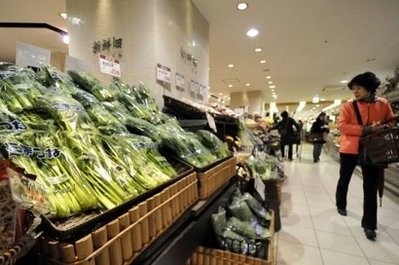 Shoppers walk past spinach and other vegetables at a supermarket in Tokyo after the government ordered a halt to shipments of certain foods after abnormal radiation levels were found in products near the Fukushima nuclear plant Shoppers walk past spinach and other vegetables at a supermarket in Tokyo after the government ordered a halt to shipments of certain foods after abnormal radiation levels were found in products near the Fukushima nuclear plant