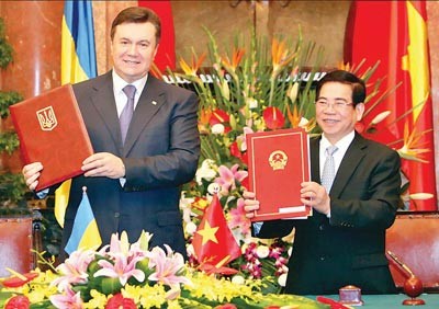 Ukrainian President Viktor Yanukovych and President Nguyen Minh Triet ( R ) at the signing of joint declaration in Ha noi