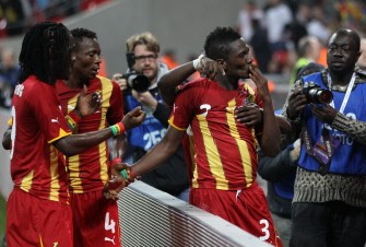 Ghana's Asomoah Gyan (2nd R) blows a kiss to the crowd after scoring his team's equaliser against England in an international friendly football match at Wembley Stadium on March 29, 2011. AFP Ghana's Asomoah Gyan (2nd R) blows a kiss to the crowd after scoring his team's equaliser against England in an international friendly football match at Wembley Stadium on March 29, 2011. AFP
