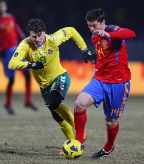 Edgaras Cesnauskis (L) of Lithuania fights for the ball with Xabier Alonso of Spain during their Euro 2012 qualifying football match in Kaunas on March 29, 2011. AFP