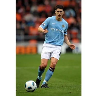 Lời thú nhận của tiền vệ Gareth Barry: Man. City lại phải chờ một năm nữa