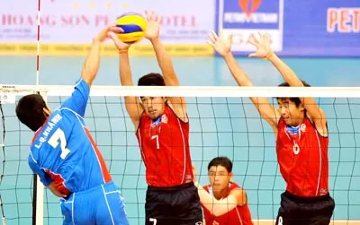 Long An (trái) thắng áp đảo tuyển quốc gia Lào với tỷ số 3-0. Ảnh: MINH ĐIỀN Long An (trái) thắng áp đảo tuyển quốc gia Lào với tỷ số 3-0. Ảnh: MINH ĐIỀN