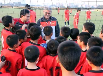 Các CĐV nhí cũng rất hâm mộ “thầy Tô”. Ảnh: Nhật Anh Các CĐV nhí cũng rất hâm mộ “thầy Tô”. Ảnh: Nhật Anh