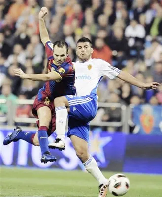 Iniesta sút bóng trước sự truy cản của Braulio trận lượt đi Iniesta sút bóng trước sự truy cản của Braulio trận lượt đi