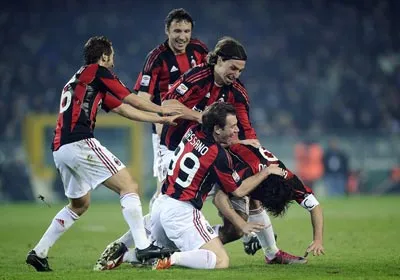 Niềm vui của các cầu thủ AC Milan sau khi tiền vệ Gennaro Gattuo ghi bàn vào lưới Juventus. Niềm vui của các cầu thủ AC Milan sau khi tiền vệ Gennaro Gattuo ghi bàn vào lưới Juventus.