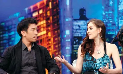 Srichapan và Glebova trong buổi trần tình trước báo giới và với dư luận. Srichapan và Glebova trong buổi trần tình trước báo giới và với dư luận.