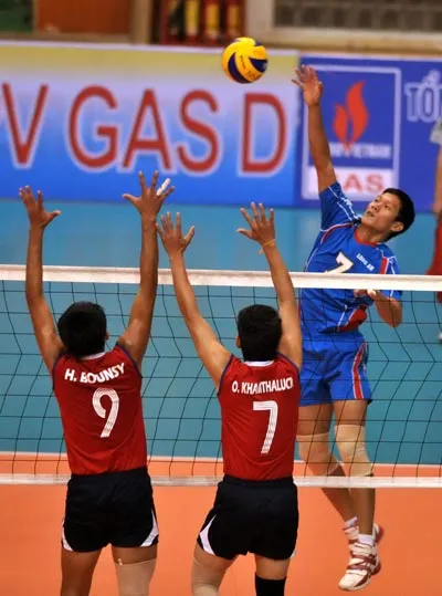 Trong tình cảnh khó khăn, nhưng Quang Khánh (7) và Long An vẫn chứng tỏ họ là tập thể rất mạnh. Ảnh: Bách Nhật Trong tình cảnh khó khăn, nhưng Quang Khánh (7) và Long An vẫn chứng tỏ họ là tập thể rất mạnh. Ảnh: Bách Nhật