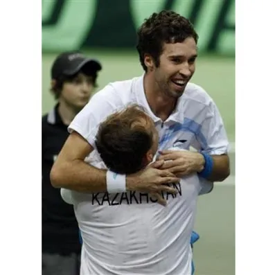 Kukushkin đang chia vui cùng HLV Yegor Shaldunov. Kukushkin đang chia vui cùng HLV Yegor Shaldunov.