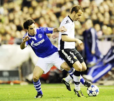 Roberto Soldado (phải, Valencia) che bóng trước Jose Jurado (Schalke) trận lượt đi. Roberto Soldado (phải, Valencia) che bóng trước Jose Jurado (Schalke) trận lượt đi.