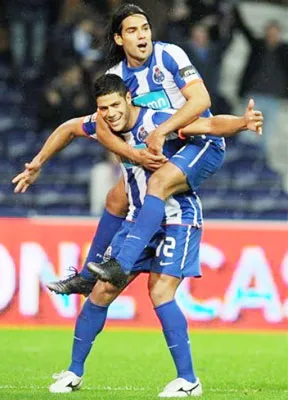 Cặp song sát Hulk - Falcao của đội khách. Cặp song sát Hulk - Falcao của đội khách.