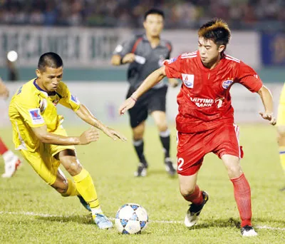 Lee Nguyễn (42) tiếp tục chứng minh là tiền vệ tổ chức lối chơi hay nhất ở B.Bình Dương lúc này?Ảnh: Dũng Phương Lee Nguyễn (42) tiếp tục chứng minh là tiền vệ tổ chức lối chơi hay nhất ở B.Bình Dương lúc này?Ảnh: Dũng Phương
