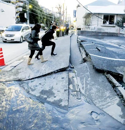 Một góc đường tại thành phố Urayasu tỉnh Chiba, Nhật Bản sau trận động đất. Ảnh: AFP Một góc đường tại thành phố Urayasu tỉnh Chiba, Nhật Bản sau trận động đất. Ảnh: AFP