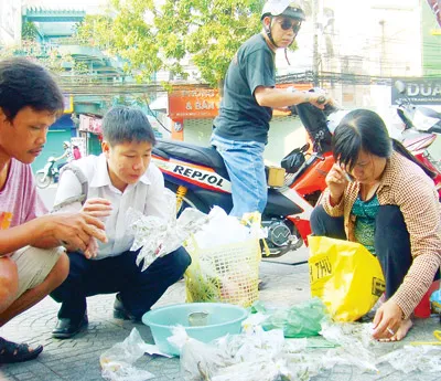 Từ sáng sớm cho đến gần trưa, những “cửa hàng thực phẩm” luôn đông khách. Người ta không chỉ bán cào cào mà còn bán cả thằn lằn, trùn chỉ, dế, hạt kê, bắp khô và các loại cám… Từ sáng sớm cho đến gần trưa, những “cửa hàng thực phẩm” luôn đông khách. Người ta không chỉ bán cào cào mà còn bán cả thằn lằn, trùn chỉ, dế, hạt kê, bắp khô và các loại cám…