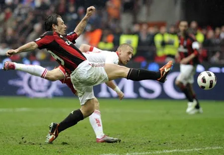 Vòng 29 Serie A: AC Milan suýt thua đội xếp cuối bảng Bari