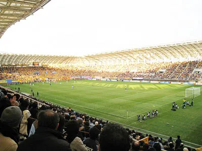 J-League nghỉ hết tháng 3