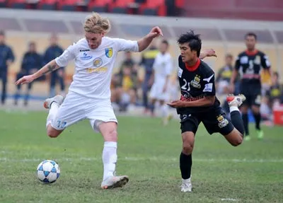 Tiền đạo Eduardo (12) góp công lớn trong chiến thắng 4-1 của HN.T&T trước ĐT.LA. Ảnh: Bách Nhật Tiền đạo Eduardo (12) góp công lớn trong chiến thắng 4-1 của HN.T&T trước ĐT.LA. Ảnh: Bách Nhật