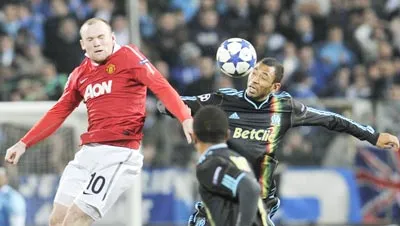 Pha tranh bóng của Rooney trong trận lượt đi 0-0 trên sân Marseille. Pha tranh bóng của Rooney trong trận lượt đi 0-0 trên sân Marseille.
