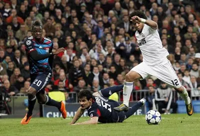 Marcelo xoay trở khéo léo và tung cú sút phá vỡ thế bế tắc cho Real Madrid. Marcelo xoay trở khéo léo và tung cú sút phá vỡ thế bế tắc cho Real Madrid.